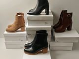 quatre paires de bottines pour femmes sont empilées les unes sur les autres