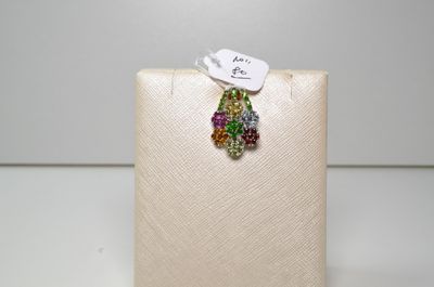 une bague ornée d'un assortiment de pierres de différentes couleurs