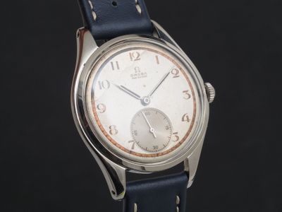 une photo d'une montre-bracelet argentée avec un bracelet en cuir bleu