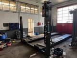 l'image d'un garage contenant de nombreux outils