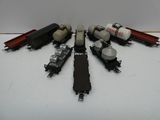 plusieurs petits trains sont alignés sur une surface blanche