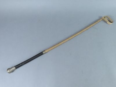 une vieille batte de baseball posée sur une surface blanche