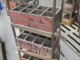 une pile de caisses posée sur une palette dans un entrepôt