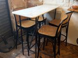 une table et des chaises dans une pièce aux murs en briques