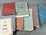 un grand nombre de livres posés sur une table