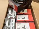 une boîte sur laquelle est posée une paire de chaussures