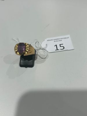 une petite bague ornée d'une pierre violette