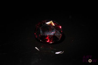 gros plan d'un diamant rouge sur une surface noire