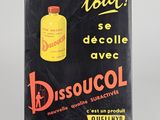 Panneau publicitaire français pour Dissoucol, avec une bouteille de Dissoucol en arrière-plan