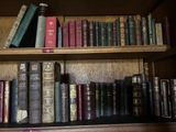 beaucoup de vieux livres sur une étagère dans une bibliothèque