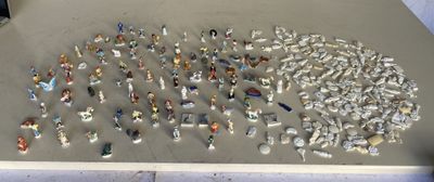 tout un tas de petites figurines posées sur une table