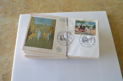 un livre orné de timbres, posé sur une table