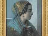 portrait d'une femme coiffée d'une coiffe bleue près d'une fenêtre