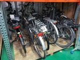 de nombreux vélos qui sont exposés sur les étagères d'un magasin