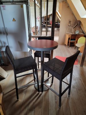 une petite table et deux chaises dans une pièce
