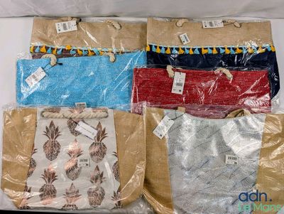 Plusieurs sacs de couleurs et de motifs différents sont emballés dans du plastique