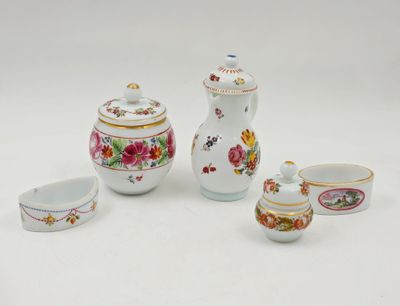service à thé en porcelaine composé de quatre pièces, comprenant une théière, des tasses et des soucoupes