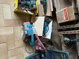 les nombreux outils accrochés au mur de la pièce
