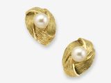 une paire de boucles d'oreilles en perles et en or sur fond blanc