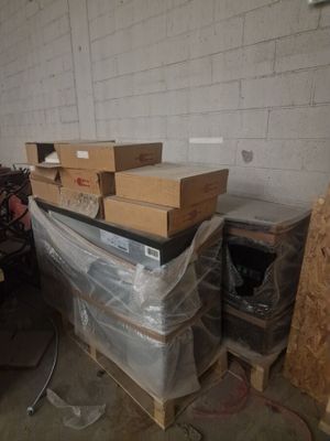 une pile de cartons sur une palette dans un entrepôt