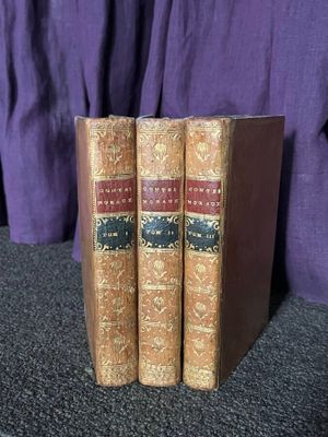 Deux livres sont posés sur une table recouverte d'un tissu violet.