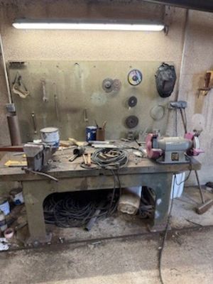 une image d'un établi dans un garage avec des outils