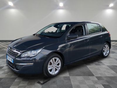 La voiture bleue est garée dans une grande pièce dont le sol est à carreaux.