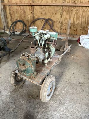un petit moteur posé sur un chariot dans un garage