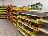 de nombreuses étagères dans le magasin qui contiennent différents articles