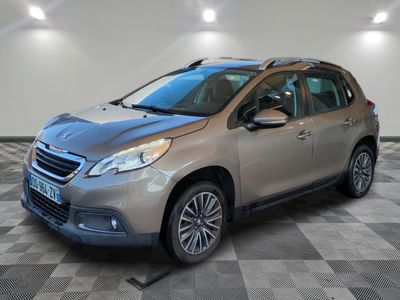 la voiture argentée est garée dans le garage sur un sol en damier