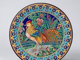 un gros plan sur une assiette colorée ornée d'un coq