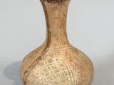 un petit vase posé sur une table