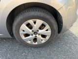 un gros plan sur le pneu d'une voiture sur la route