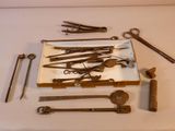 de nombreux outils différents posés sur une table