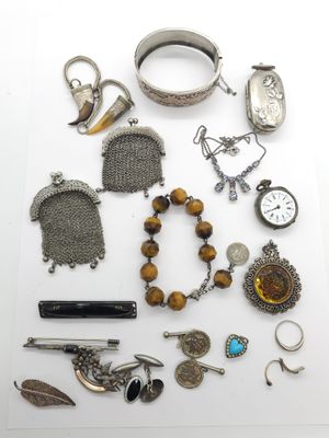 plusieurs types de bijoux sont présentés sur une surface blanche