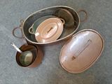 trois casseroles avec leurs couvercles et des cuillères posées par terre