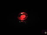 gros plan d'un diamant rouge sur une surface noire