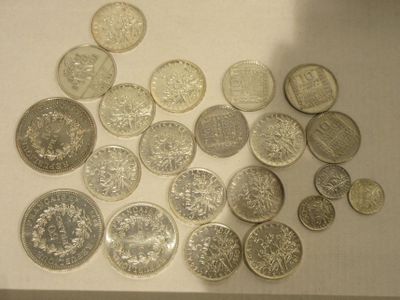 un lot de pièces de monnaie sur une table
