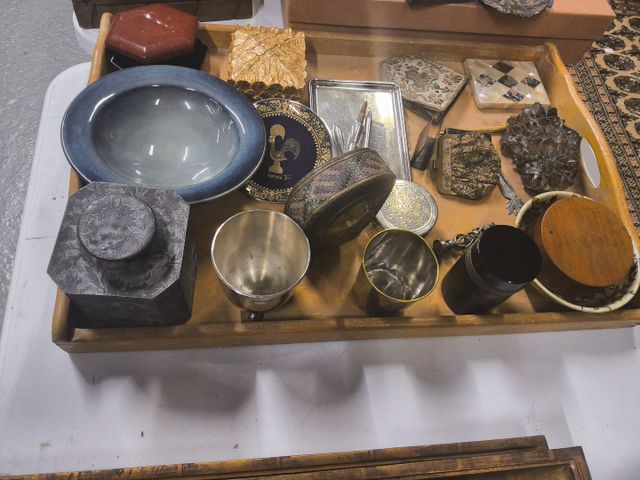 Lot comprenant : Divers objets de bureau et objets de vitrines