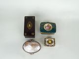 plusieurs types de bijoux sont présentés sur une surface blanche