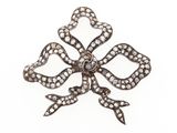 une broche antique en forme de fleur sertie de diamants