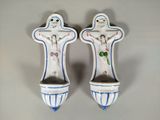 paire de figurines en céramique bleues et blanches représentant Jésus sur la croix