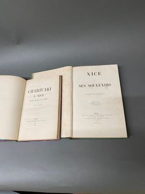 trois livres ouverts posés les uns à côté des autres sur une table
