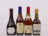 quatre bouteilles de vin sont alignées sur une table
