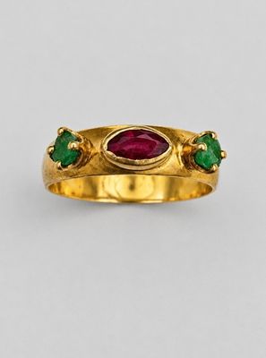 Bague or rubis central épaulé de deux émeraudes 1,8 g brut