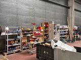 une grande pièce contenant de nombreux objets