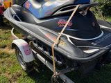 un jet-ski attelé à une remorque