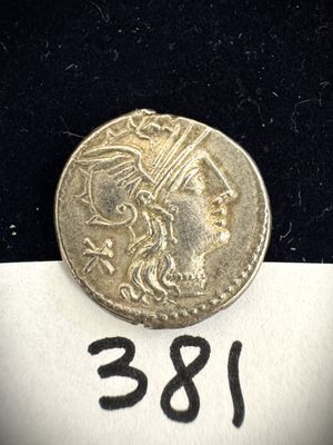 un gros plan d'une pièce de monnaie posée sur une feuille de papier blanc