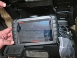 un homme qui tient une tablette à la main