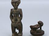 une image représentant deux figurines assises l'une à côté de l'autre